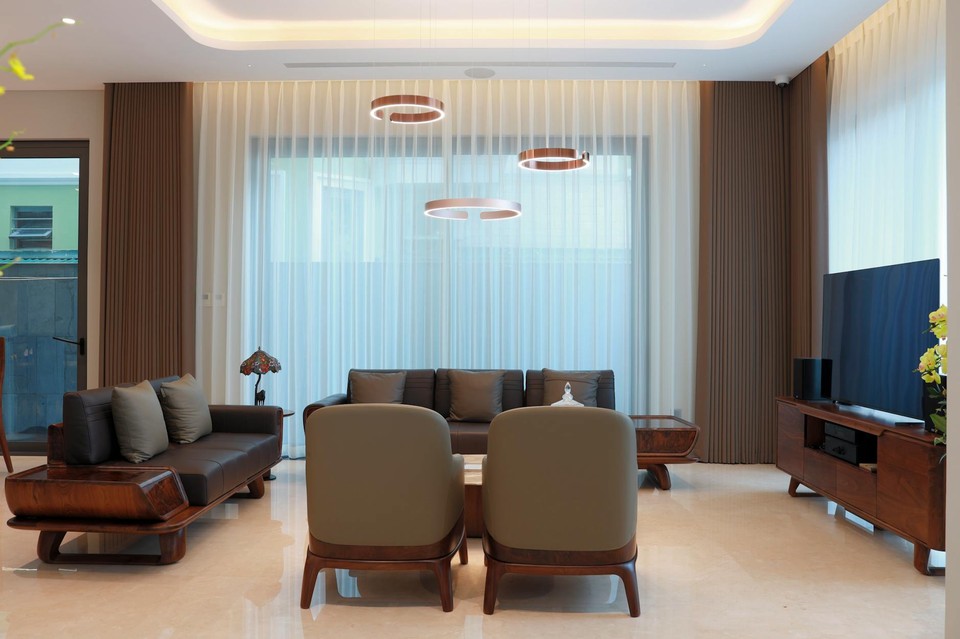 Nowoczesny salon w bloku z minimalistycznymi meblami i nastrojowym światłem