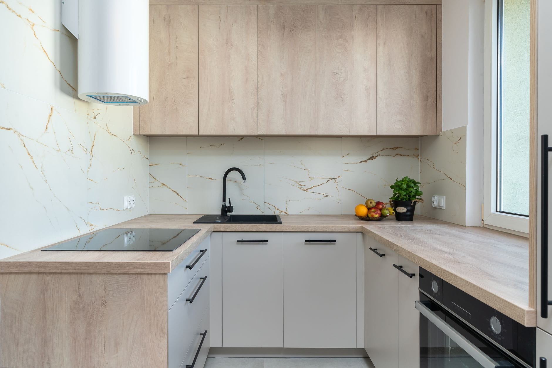 Nowoczesna kuchnia z drewnianymi szafkami i marmurowym backsplash