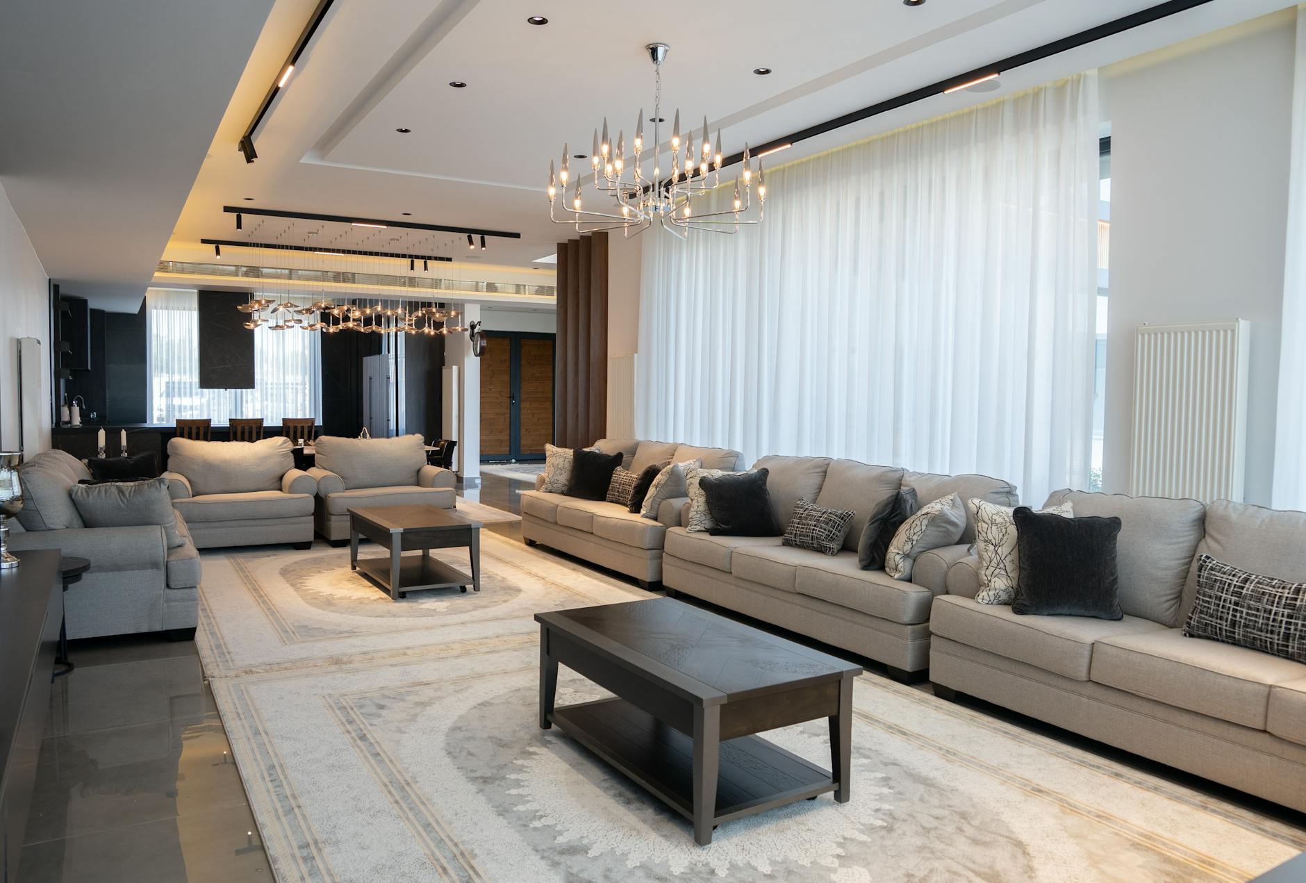 Przestronny salon z nowoczesnymi plafonami i eleganckimi meblami
