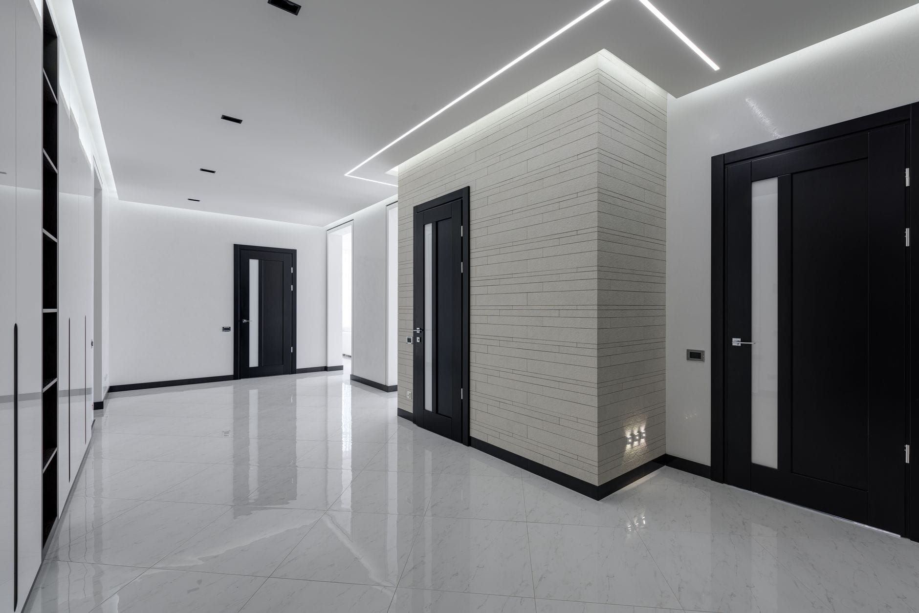 Nowoczesny korytarz biurowy oświetlony sufitowymi lampami LED