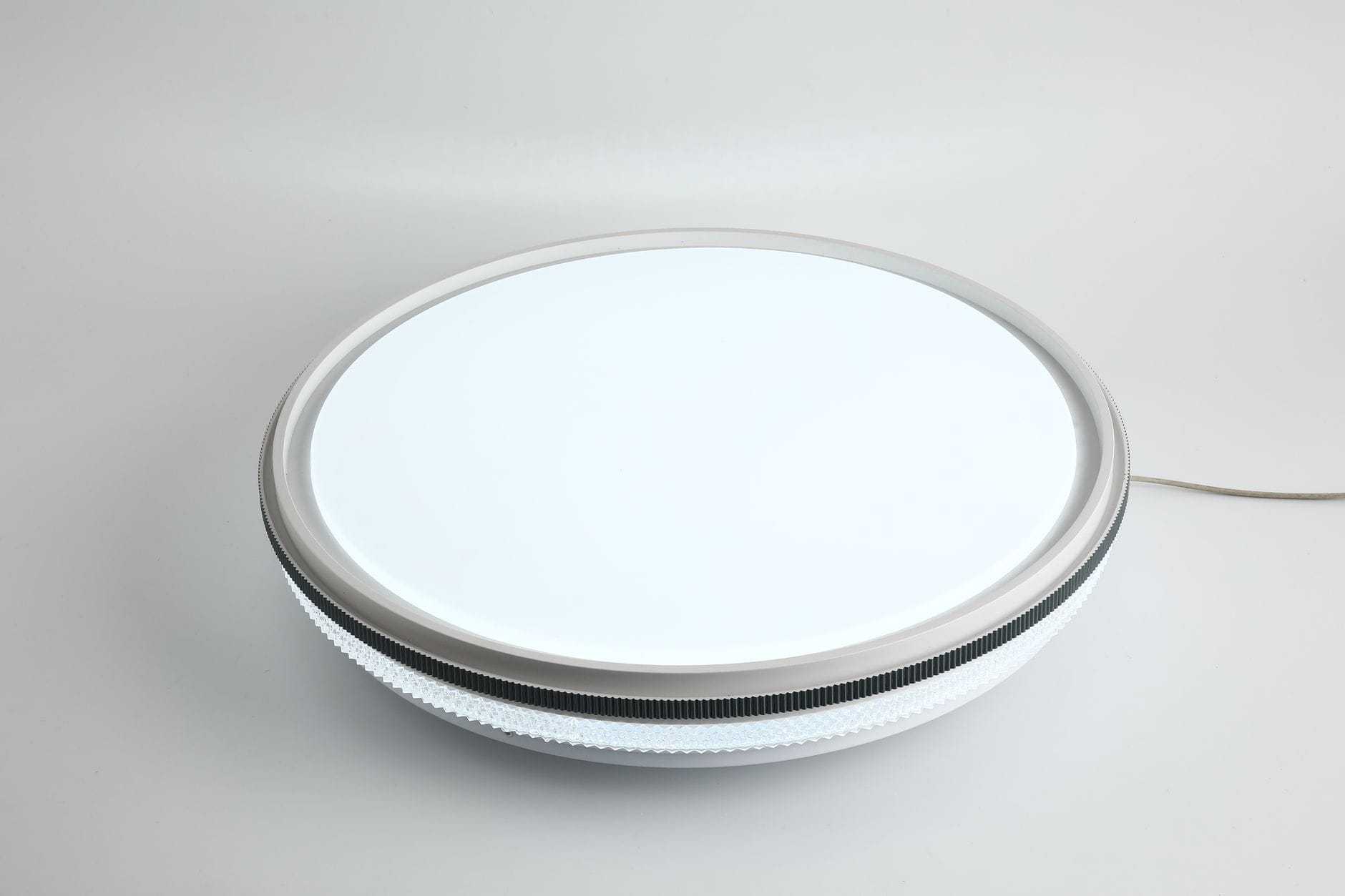 Okrągła, minimalistyczna lampa sufitowa LED na białym tle