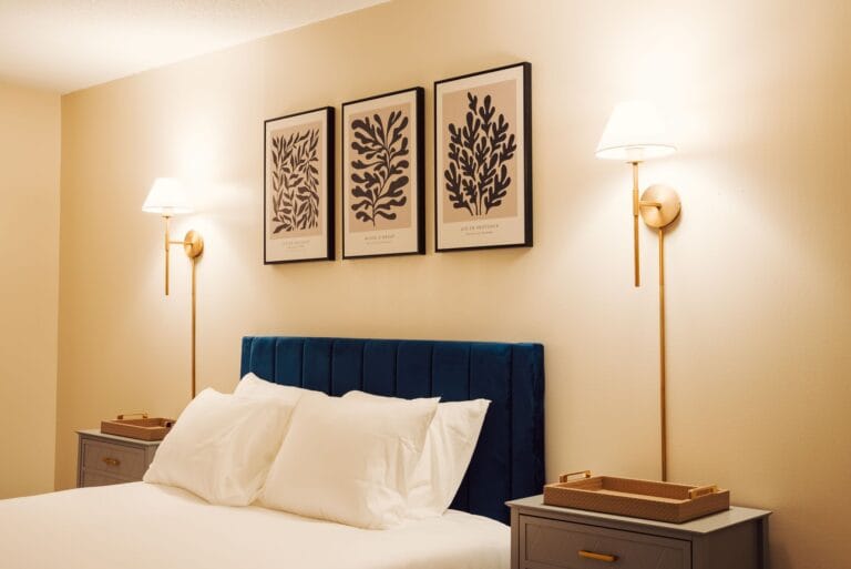 Nowoczesny pokój hotelowy z eleganckim oświetleniem ściennym i obrazami