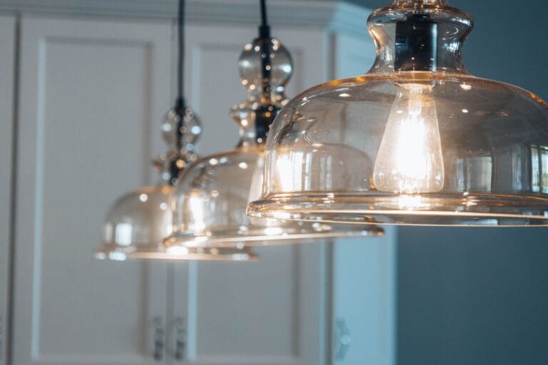 Zbliżenie szklanych lamp wiszących oświetlających nowoczesne wnętrze