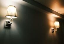 Dwie eleganckie lampy ścienne emitujące ciepłe światło w sypialni